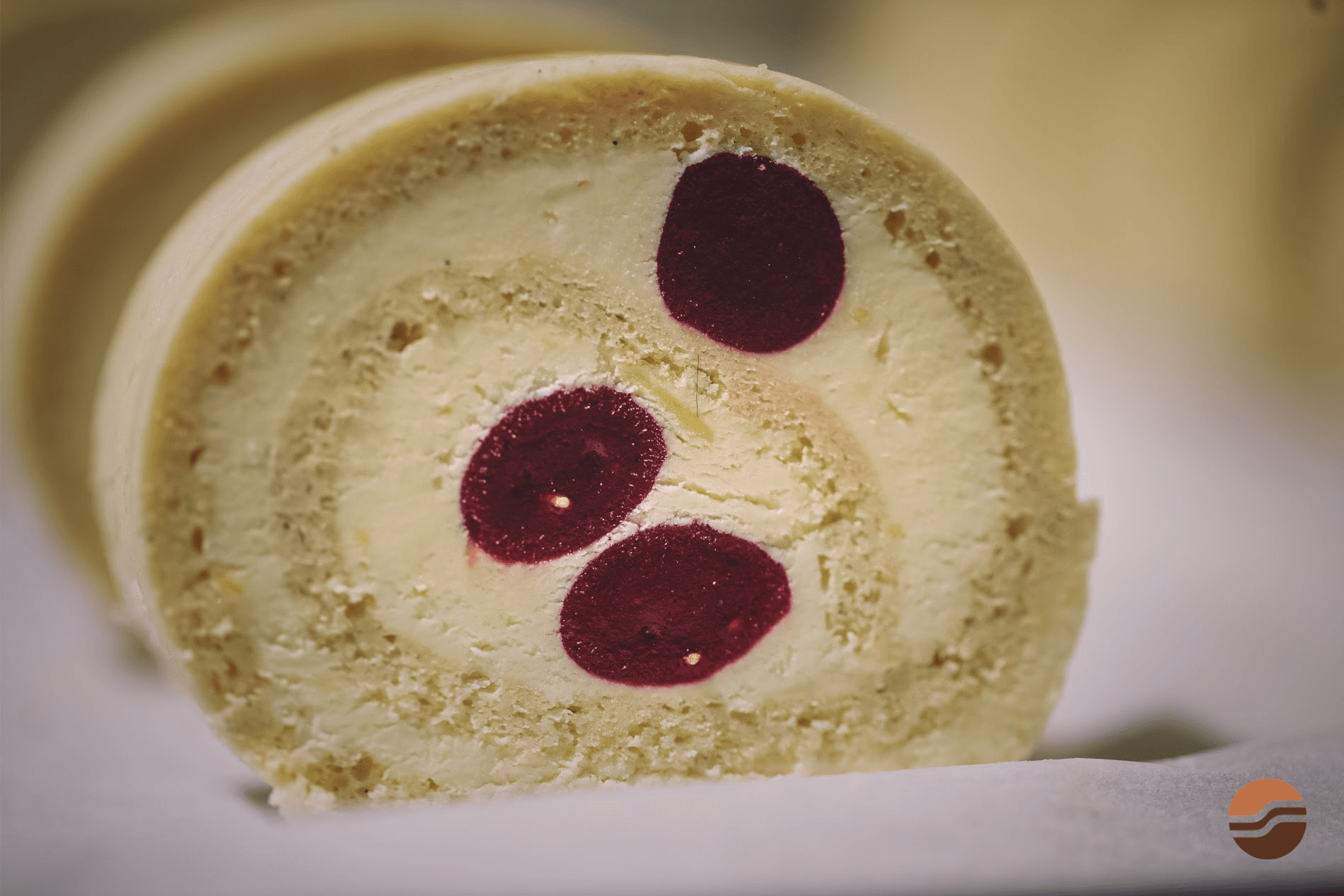 Corte interior del Raspberry Roll con crema y gelatina de frambuesa