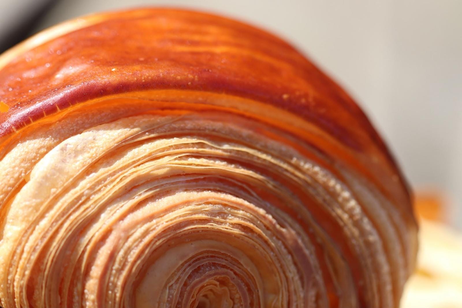 Croissant de bollería contemporánea con estructura alveolada