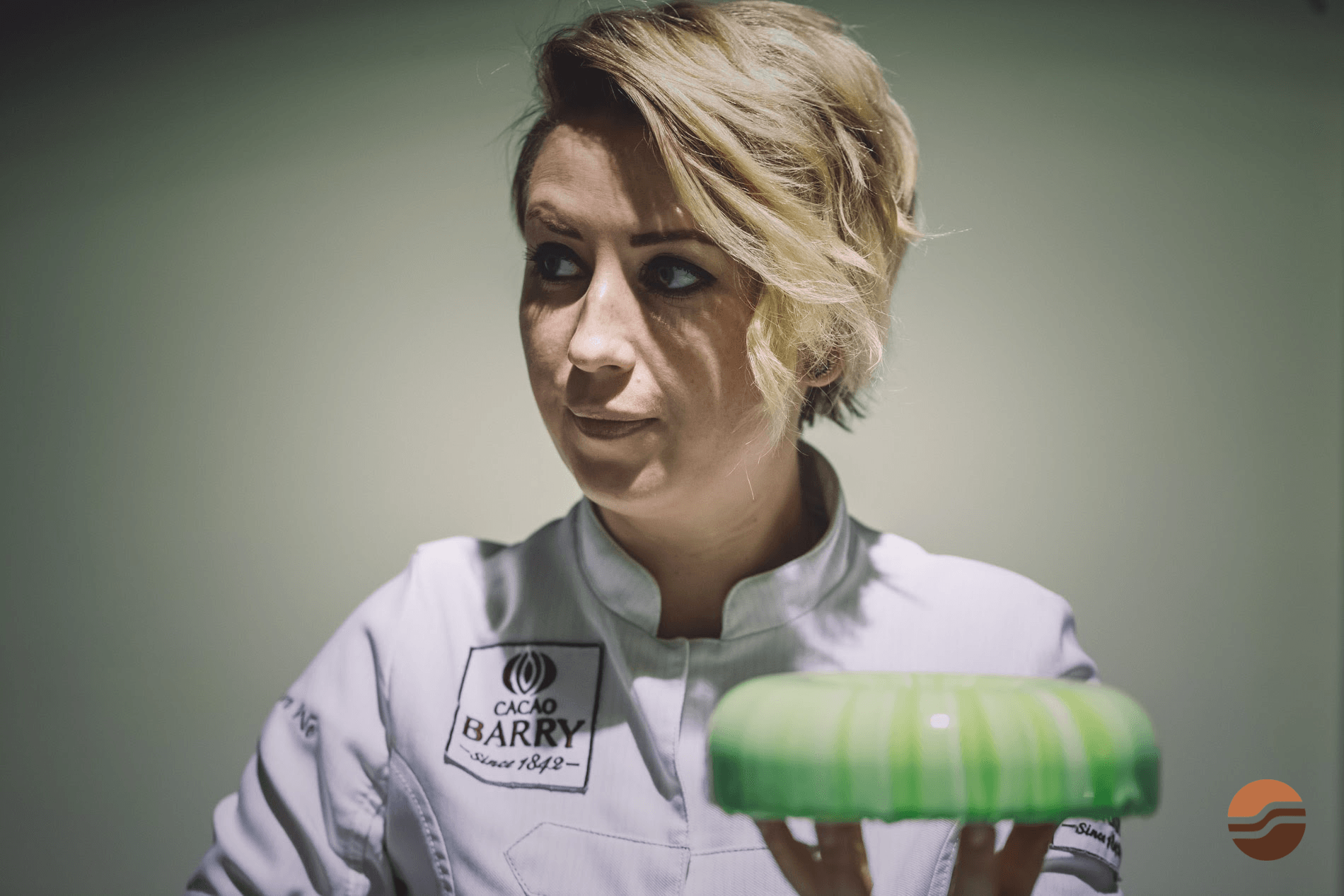 Nina Tarasova durante una demostración profesional de pastelería