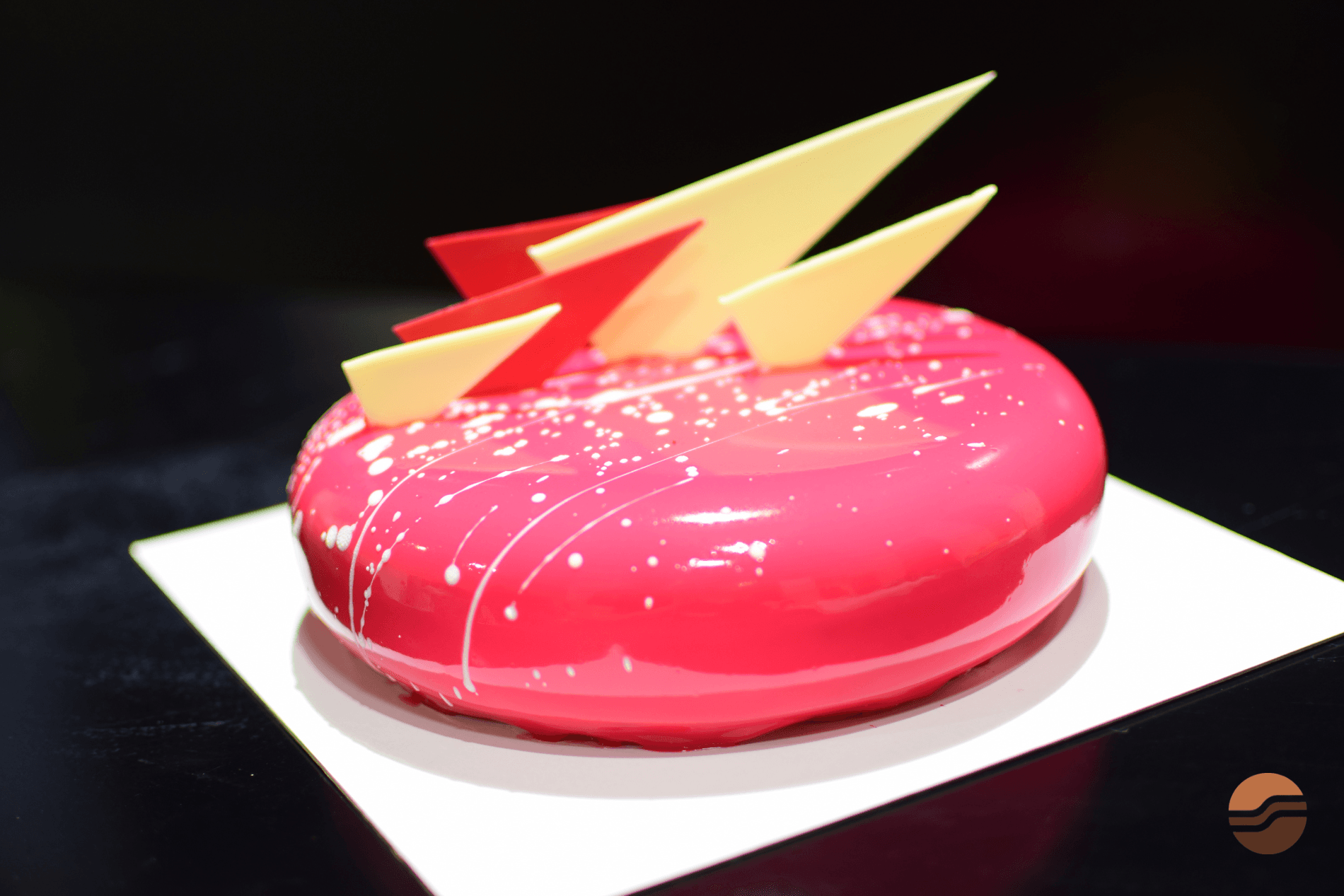 Pasteles de fresa y coco terminados con glaseado espejo