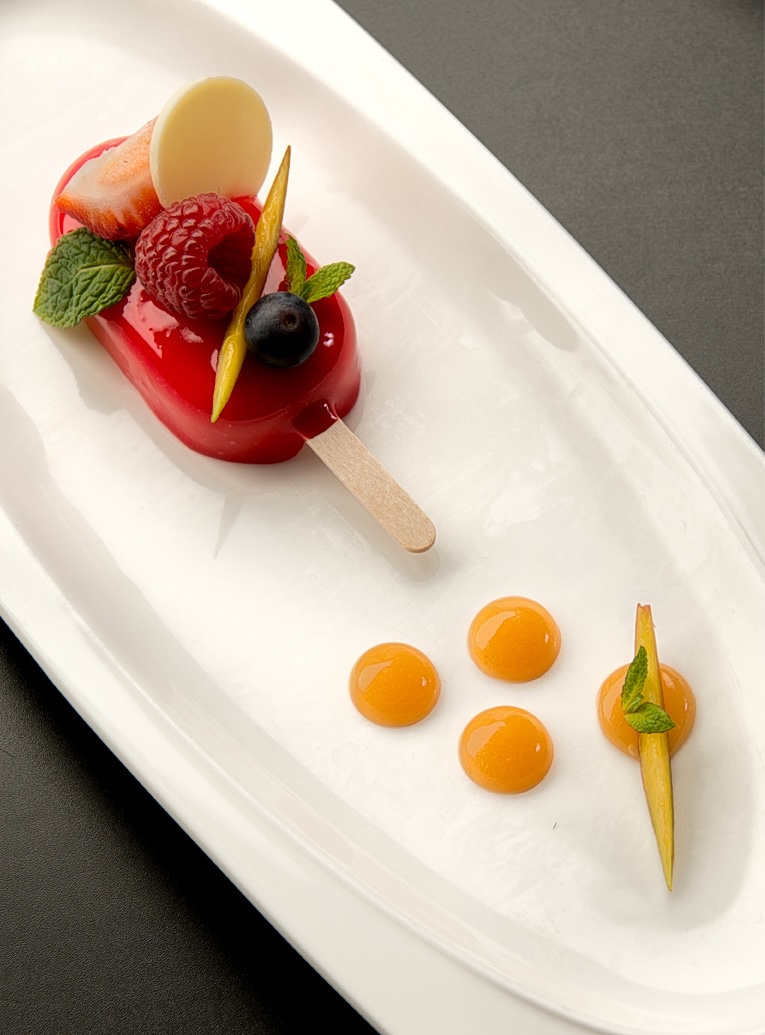 Postre de restaurante emplatado con frambuesa
