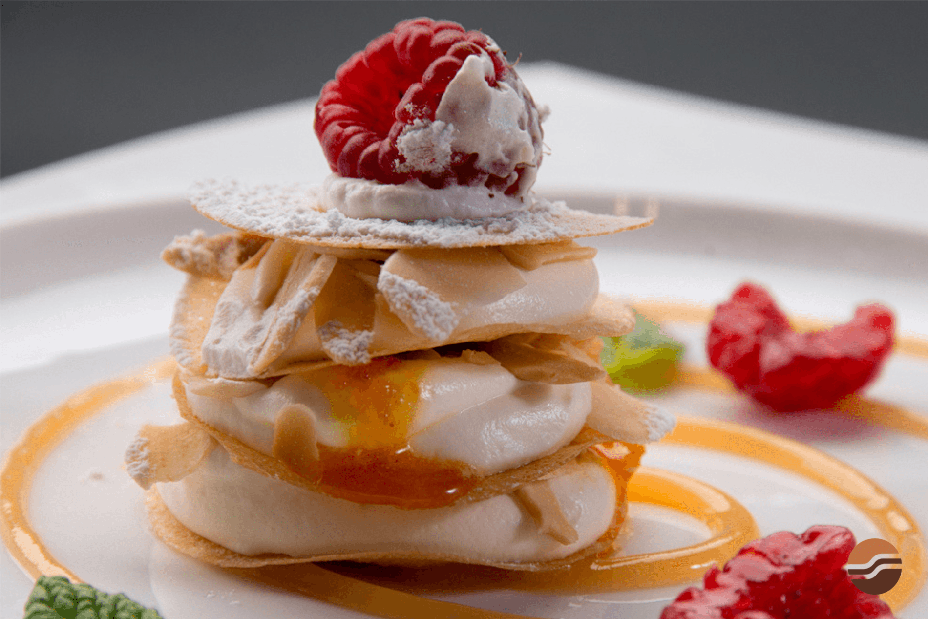 Postre de restaurante con montaje y acabado profesional