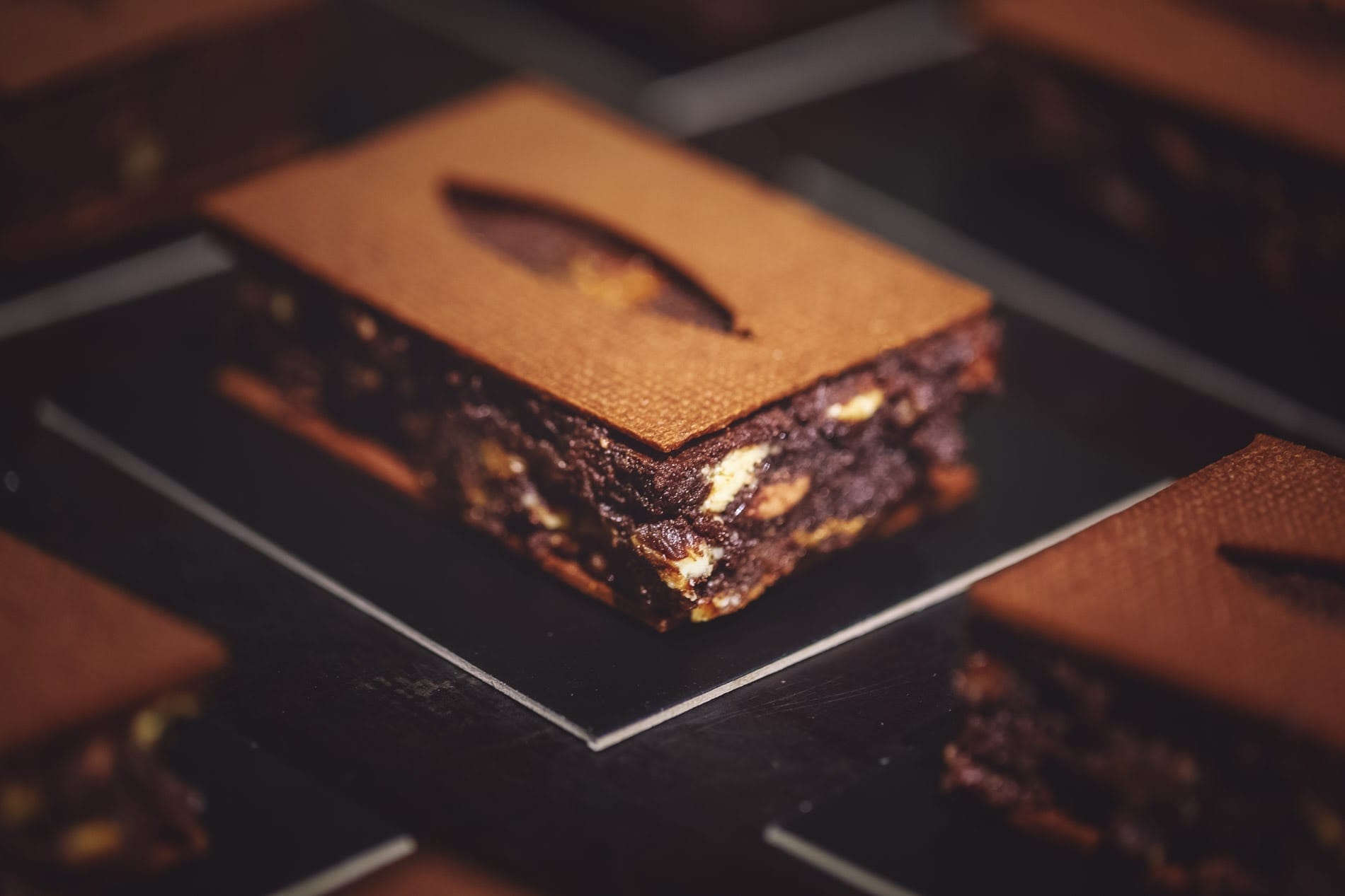 Brownie de chocolate con interior húmedo y acabado con streusel y pacanas