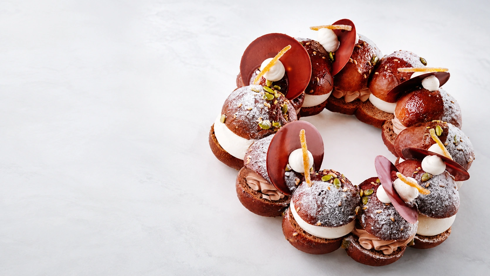 Roscón de Reyes contemporáneo con chocolate, crema, pistacho y naranja confitada